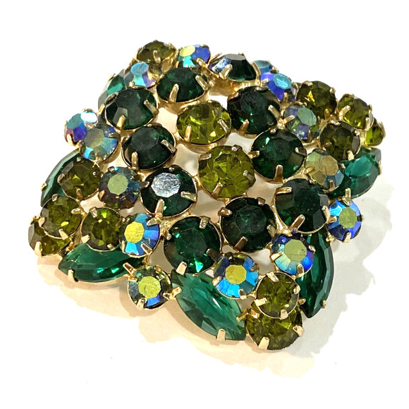 Vintage brooch massive cushion shaped square AB green rhinestones on goldtone - Picture 5 of 6